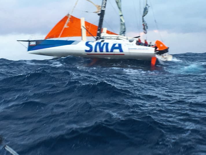 Adrien Hardy et Chris Sayer dirigent le "SMA". Accroché à la poupe : le radeau de sauvetage