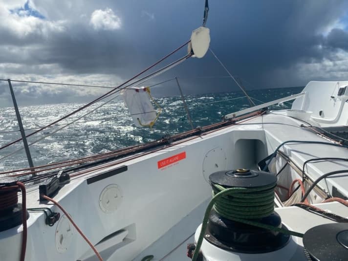   Voraussichtlich erst am Donnerstag kann die Crew ihren Rekordversuch fortsetzen. Hier der Blick von Bord der "Use it again!" in Richtung Horizont