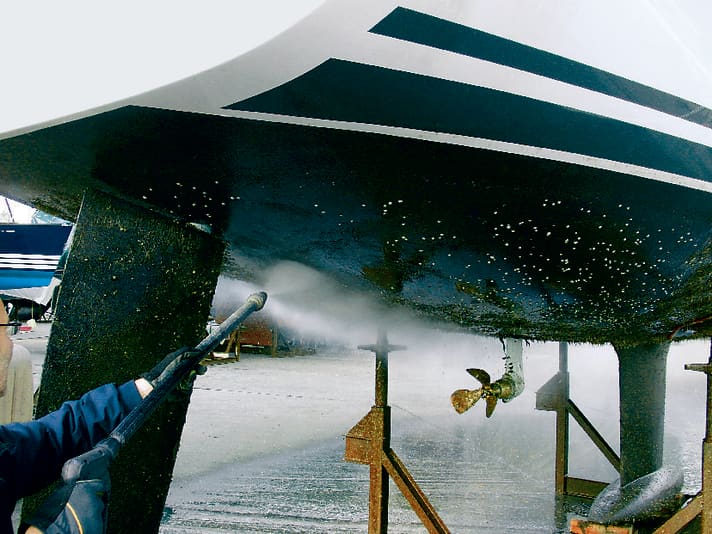 Vorsicht mit dem Hochdruckreiniger, er kann auch selbstpolierendes Antifouling ausdünnen. Besser sind Schleifpads