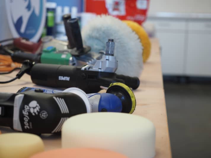 Spoilt for choice. Not only the size, type and weight of the machine play a role, the sponge or fur disc also have a major influence on the work progress and the result