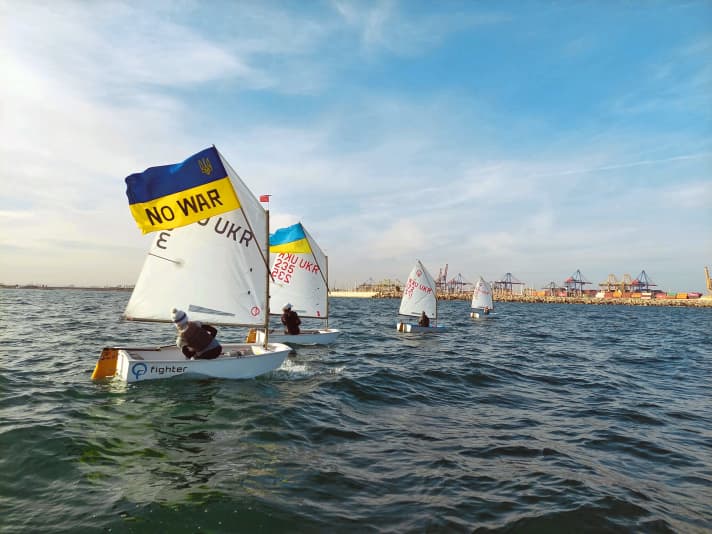  "NO WAR" - Des navigateurs ukrainiens en Opti au large de Valence en février. Peu avant, ils avaient appris l'invasion de leur pays par la Russie.