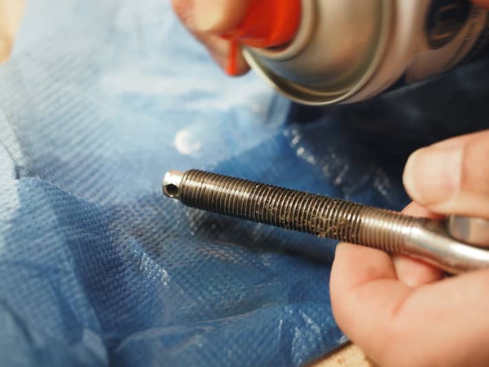   Wie geschmiert. Damit sich die Spanner gut trimmen lassen, sollten die Gewinde gereinigt und neu geschmiert werden. Profis nutzen Spezialöl von Seldén oder Tefgel von Tikal