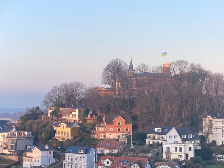   Grâce à une initiative de plaisanciers, le drapeau bleu et jaune de l'Ukraine flotte également sur le Süllberg de Hambourg, au bord de l'Elbe, et est visible de loin par les habitants, les visiteurs et le trafic fluvial sur l'Elbe.