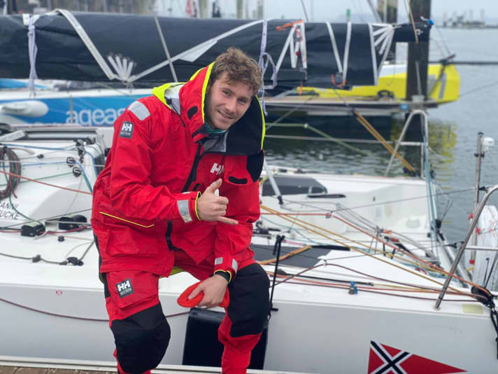   Lennart Burke vor der Figaro, auf der Sanni Beucke ihr Training mit wechselnden Partnern vorantreibt