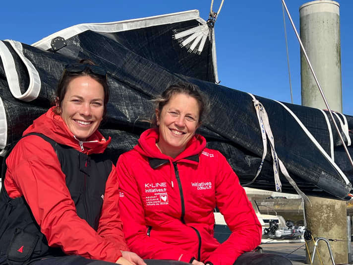   Sanni Beucke rencontre à Lorient Samantha Davies, une navigatrice du Vendée Globe qu'elle admire. "Elle associe fortement sa famille et sa carrière au large", dit Beucke de la navigatrice britannique qui vit en France.