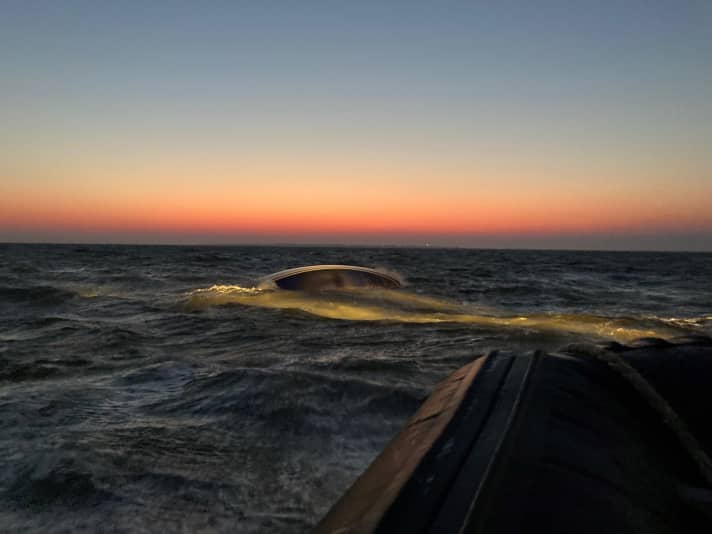 Selbst in der Morgendämmerung ist eine gestrandete Yacht schwer zu finden, wie hier die "Silence", die vor drei Wochen vor Terschelling auf Grund lief