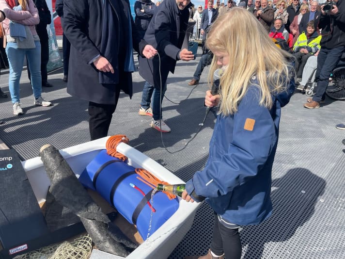   Madrina del primo opti di lino ad Amburgo: la velista NRV opti di nove anni Juli Jeschonowski ha prima deliziato gli ospiti con una magica poesia opti e poi ha battezzato la barca "Flaxxi".