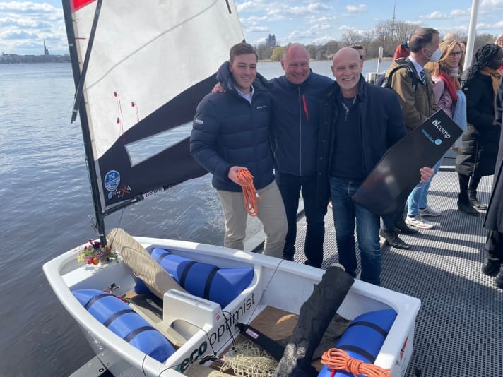   Simon Licht, Holger Ambroselli e Michael Oberweger (Robline) con l'Eco-Opti. La costruzione numero uno ha celebrato la sua prima ad Amburgo e si chiama "Flaxxi".