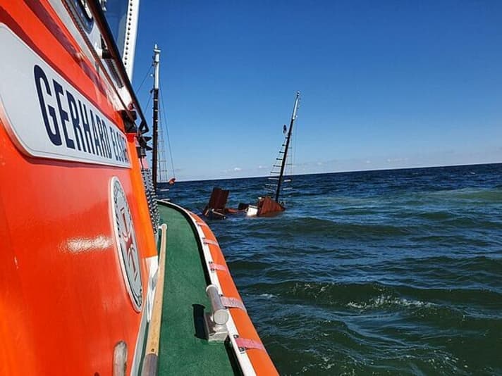   Das Seenotrettungsboot "Gerhard Elsner" sichert den Unglücksort bis zum Eintreffen der Wasserschutzpolizei ab