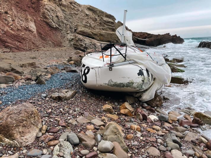   L'immagine simbolo dell'incidente: il primo mini-newbuilding di Melwin Fink si è arenato su una spiaggia rocciosa a Maiorca all'inizio di aprile, dopo che l'equipaggio era stato tratto in salvo, ed è andato completamente perduto.