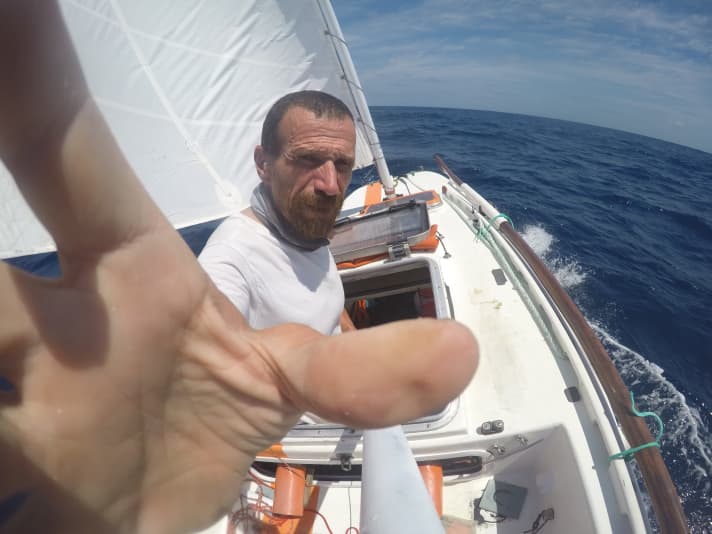   Selfie auf dem Meer. Auf See verlässt der Skipper seine Kajüte in der Regel nicht, sondern streckt nur den Oberkörper raus
