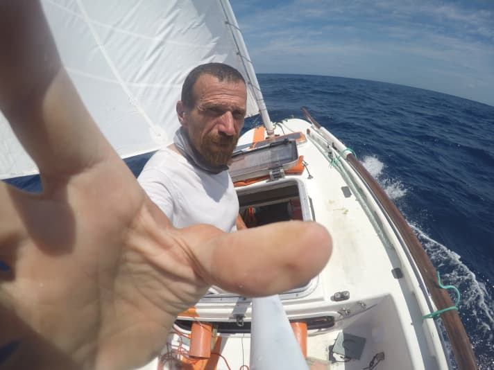   Selfie in mare. In mare, lo skipper di solito non lascia la sua cabina, ma si limita a sporgere la parte superiore del corpo.