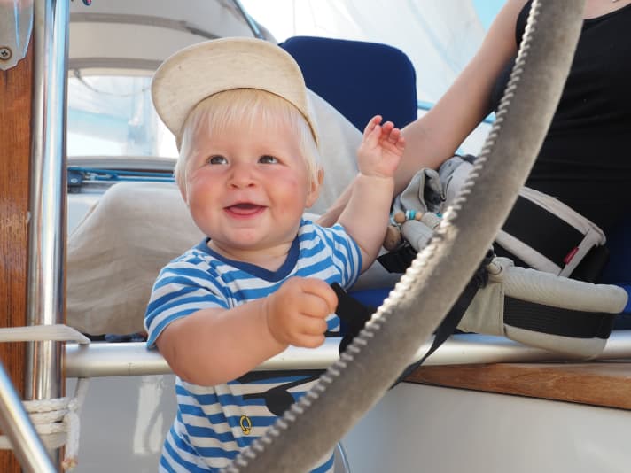   La jeune capitaine fait ses premiers pas dans le cockpit