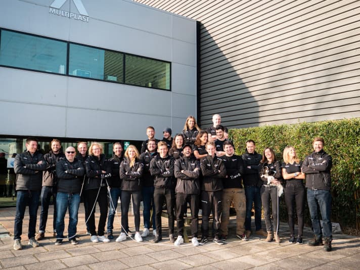   Team Malizia has grown considerably over the past year and currently has 31 permanent members from eleven nations: Founding skipper Boris Herrmann and co-skippers Will Harris and Rosalin Kuiper are supported by team members from various specialist areas - from boat building to videography and finance. Team Director is Holly Cova (2nd from right next to Boris Herrmann)