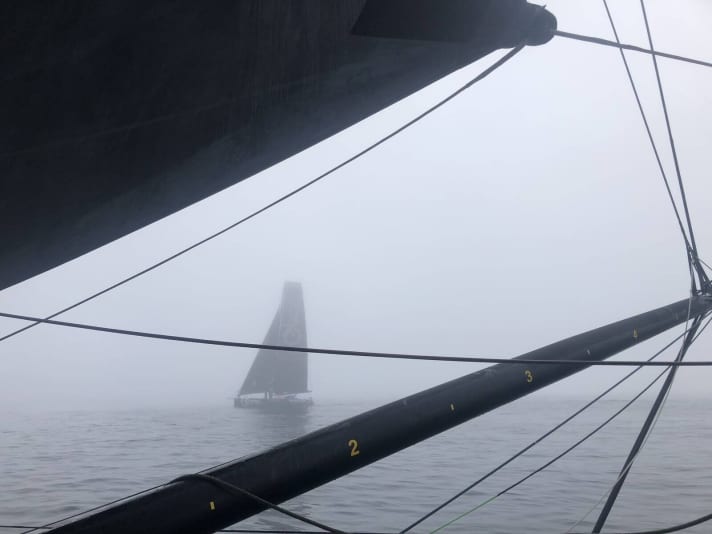   La beauté de la voile Imoca en noir et blanc