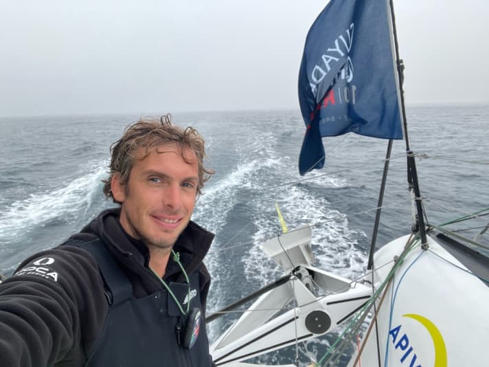   Le dominateur décontracté : le skipper d'"Apivia" Charlie Dalin mène la danse