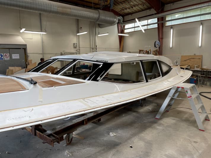   Le colonne non saranno quasi più visibili una volta installate le lastre curve.