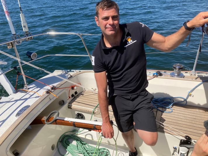   Rilassato nonostante la tensione della gara: lo skipper Damien Guillou. Sarebbe stata la sua prima circumnavigazione del mondo