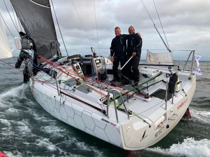   Bestgelaunt im Ziel: Oliver Schmidt-Rybandt und Niclas Aretz auf der schnellsten Dehler 30 od "Powerplay"