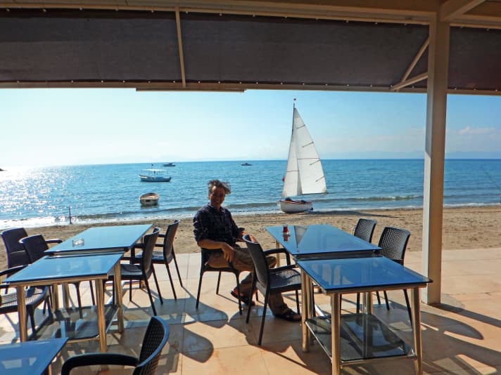   La mer, la plage, un dériveur et un petit restaurant devant - cela suffit au bonheur du navigateur en solitaire
