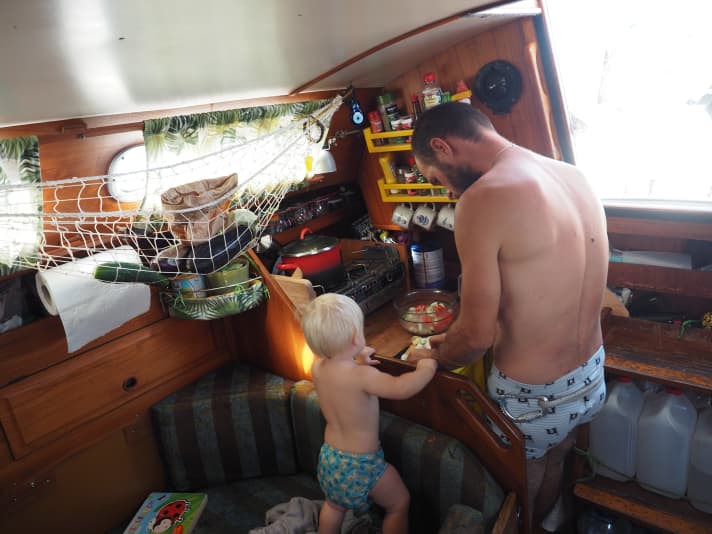   Vater und Tochter bei der Essenszubereitung