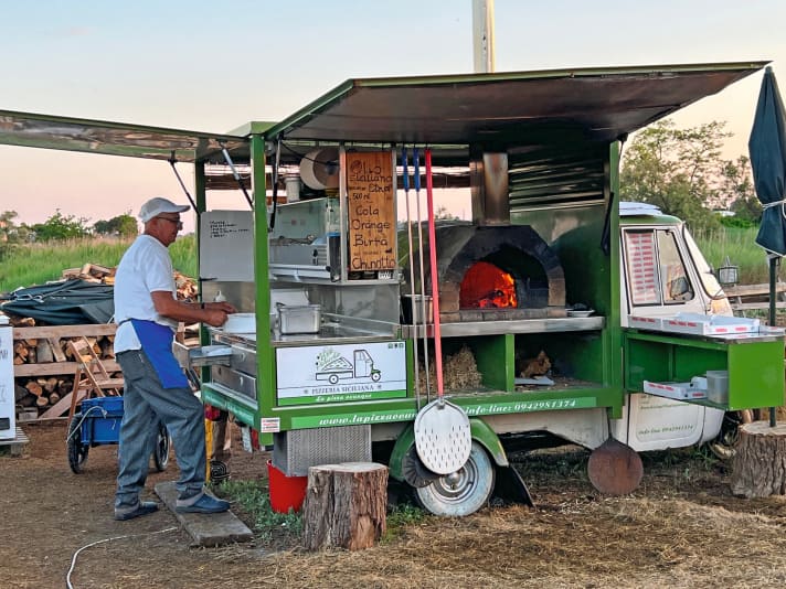 Sant’Erasmo An der Nordwestecke im Kanal unweit des Fähranlegers vor 20 Uhr festmachen. Vorsicht, bei Ebbe könnte es mit dem Tiefgang knapp werden. Rund 100 Meter inseleinwärts steht die Holz­ofenpizza auf drei Rädern. Auf dem Holzstapel Platz nehmen und eine nea­politanische Köstlichkeit genießen – oder mit an Bord nehmen