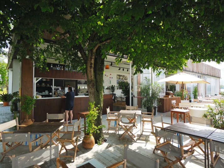 Venezia Certosa Marina Auf der gleichnamigen Insel Certosa empfiehlt sich dieser Hafen für alle, die es etwas grüner mögen. Die Umgebung hat was von Naherholungsgebiet. Das Vogel­gezwitscher ist lauter als der rege Schiffsverkehr in der Lagune. In den letzten Jahren wurde viel investiert. Unter anderem in noble sanitäre Einrichtungen. Gute, aber hochpreisige Gastronomie findet sich gleich vor Ort. Nachts wird man auf Wunsch vom Taxiboot aus Venedig abgeholt
