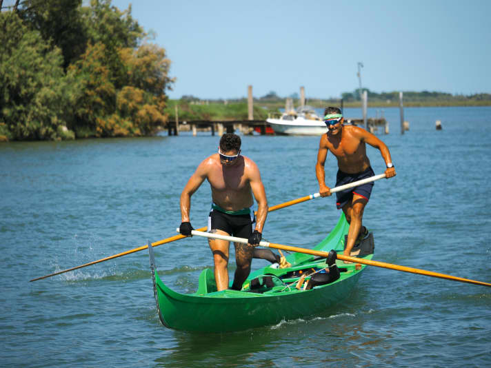 What would Venice be without its gondolas! These two athletes are proof that the graceful vehicles can also be used as sports equipment