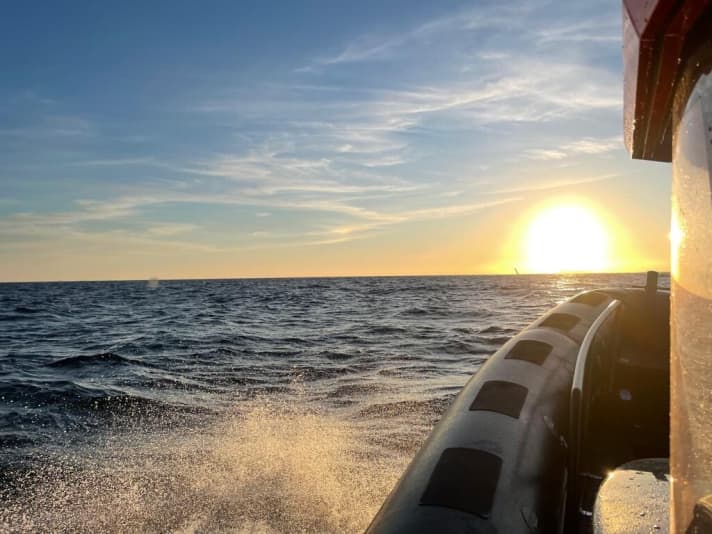 La perspective "Sundowner" du directeur de course de la Semaine de la mer du Nord Albert Schweizer sur le bateau accompagnateur "Beast".