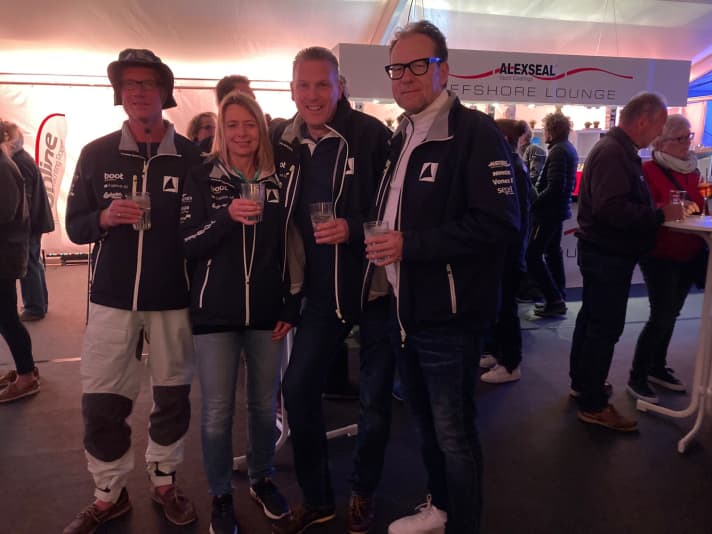 De bonne humeur, même la nuit, sous la tente de la régate à Helgoland (de gauche à droite) : Gero Brugmann, Claudia Neugebauer, Oliver Gillerke et Ralph Lehmann (Capitell).