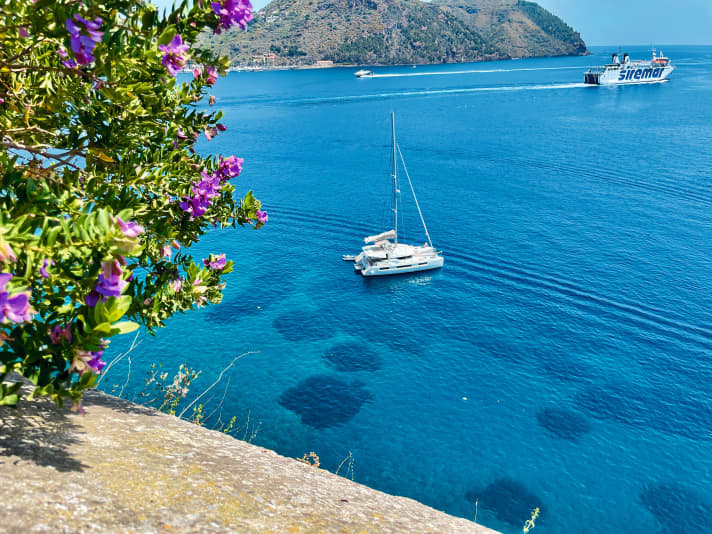   3° Lipari Se siete fortunati, troverete un posto per ancorare nella baia di fronte alla città. Le strutture per l'ormeggio e il porto turistico si trovano a nord del castello.