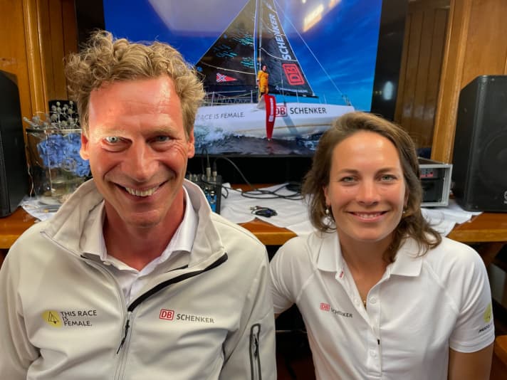   Susann Beucke e Thorsten Meincke all'evento stampa durante la Settimana di Kiel sulla goletta a tre alberi "Regina Maris". Il membro del Consiglio di Amministrazione per il trasporto aereo e marittimo globale di DB Schenker ha dichiarato: "Siamo molto felici di avere Sanni a bordo. Fissare sempre nuovi obiettivi, anche se abbiamo avuto grandi successi, ci mantiene giovani anche dopo 150 anni".