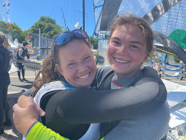   Nadine Böhm et Lena Marie Weißkichel se réjouissent des deux premières courses de leur semaine à Kiel, après avoir obtenu de maigres résultats lors de l'ouverture de leur campagne olympique commune en 49er FX.