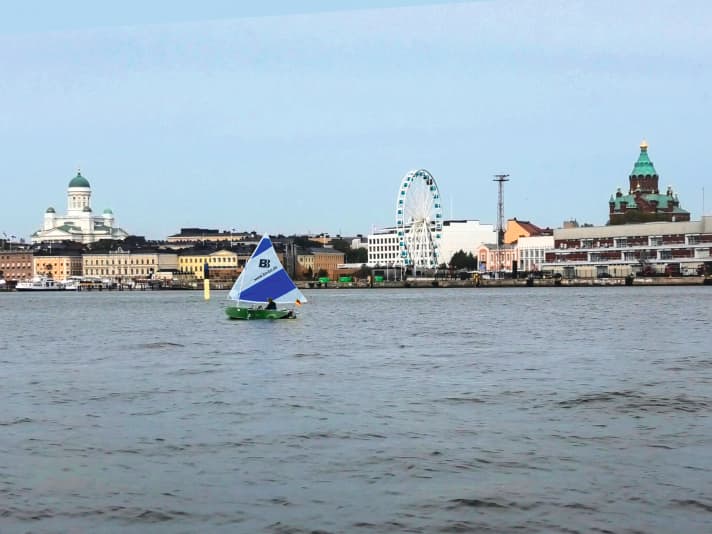   Manovra di selfie davanti allo skyline della capitale finlandese Helsinki durante il 68° giorno di crociera. Per Lenz, il "momento più emozionante del viaggio".