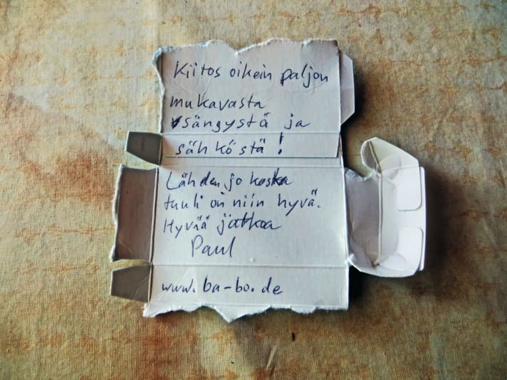   Dankesbrief auf Finnisch an die Besitzer einer Fischerhütte: „Ich musste früh aufbrechen und den guten Wind ausnutzen. Vielen Dank für alles!“