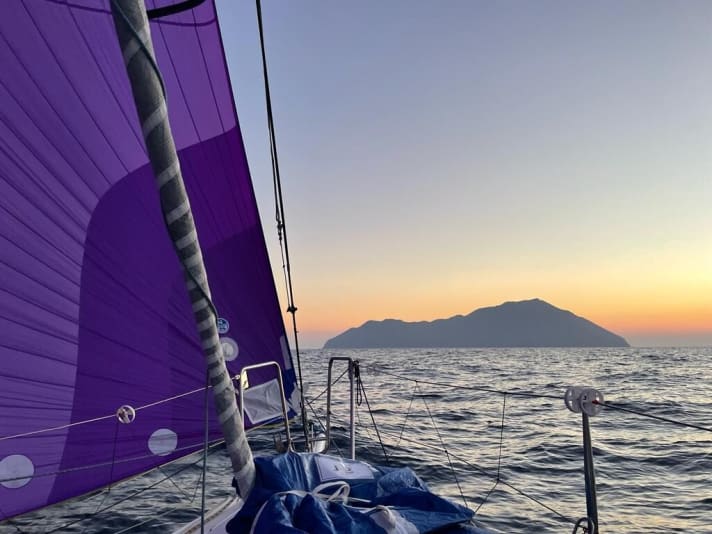   C'è sempre un'altra isola in vista sulle 600 dell'Egeo. Ecco cosa rende questo lungo viaggio così attraente... L'equipaggio di "Artemis" ci ha inviato questa foto del tramonto