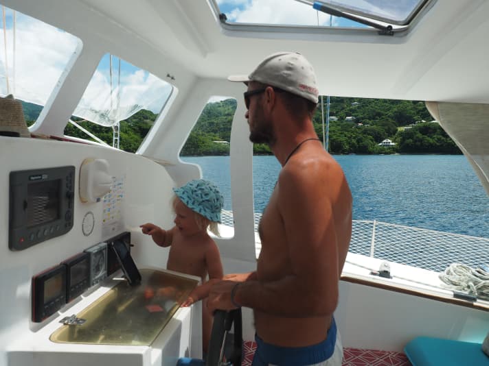   Vater und Tochter am Steuerstand des neuen schwimmenden Zuhauses