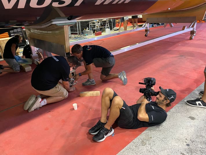   Ruota rotta sulla rastrelliera di trasporto: nessun problema per l'equipaggio della Shore, ma una gradita opportunità di filmare per il reporter di bordo Antoine Auriol