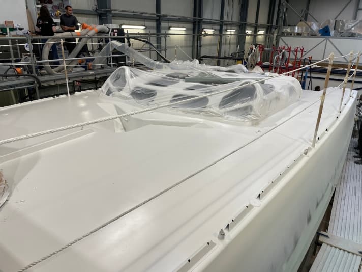   Das vordere Kabinendach mit den beiden auffälligen Fenstern ganz außen, die von Weitem an Froschaugen erinnern. Die achtere Kuppel fehlt noch