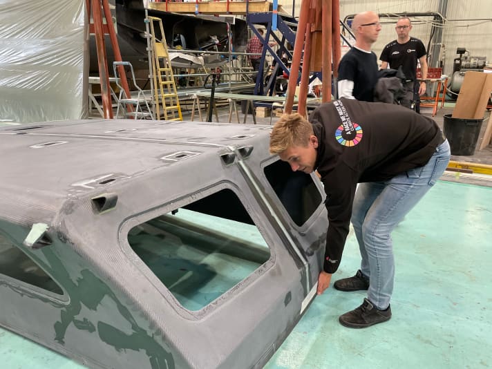   Will Harris soulève d'une seule main la chaire arrière du cockpit. Elle est extrêmement légère et importante pour le test de chavirement obligatoire.