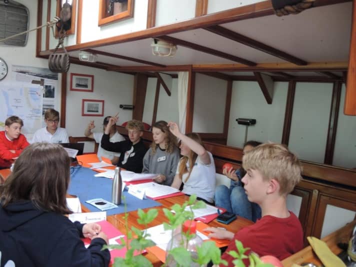   Projektarbeit in der Messe des alten Segelloggers