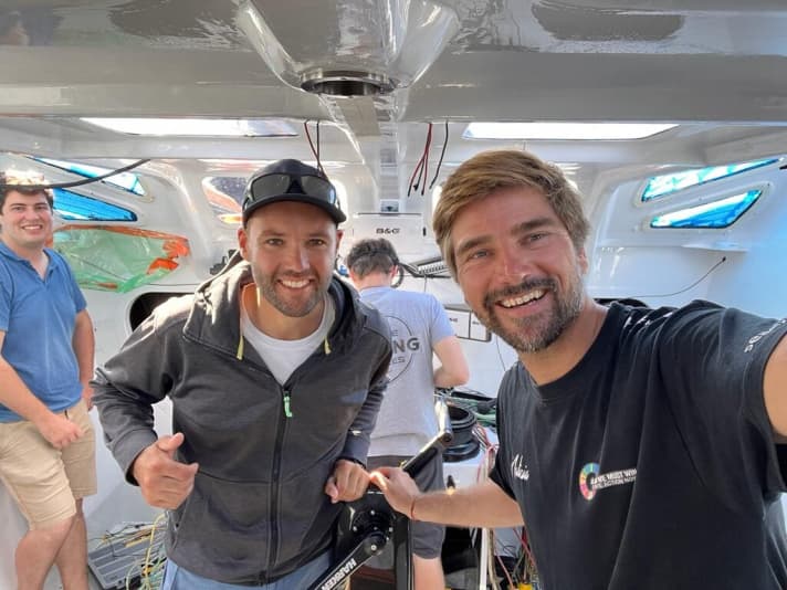    Weltmeister trifft Weltumsegler: Boris Herrmann zeigte Philipp Buhl in der vergangenen Woche in Lorient seine neue "Malizia – Seaexlorer". Der Hamburger führte den Allgäuer persönlich durchs Boot und hatte Spaß an der Begegnung