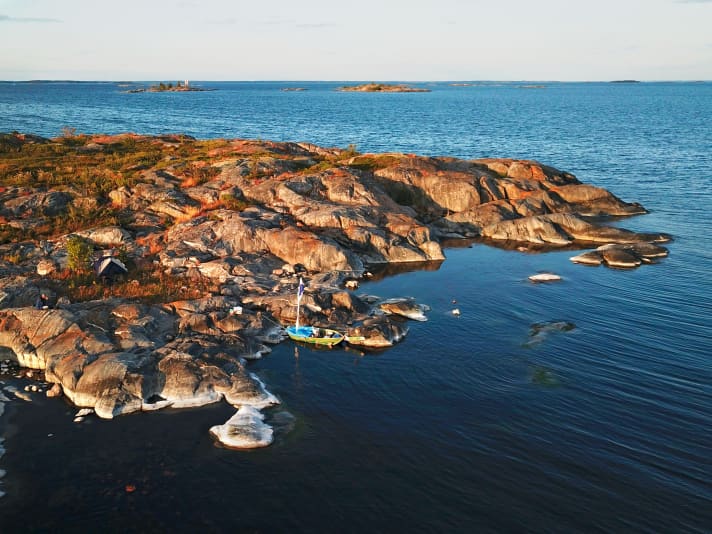  La piccola barca nell'arcipelago. Lenz utilizza anche un drone durante il tragitto per avere una visione d'insieme