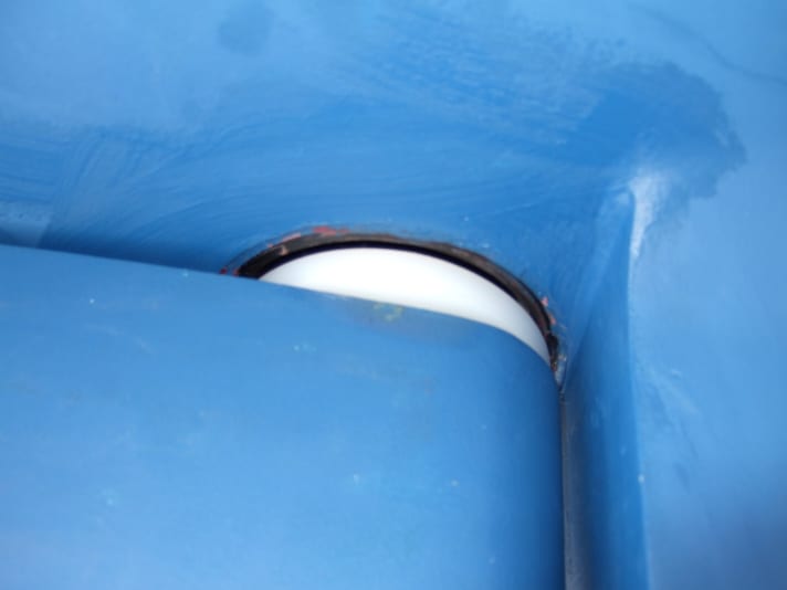 Clean the rudder bearing: To access the bearings, the rudder must be pulled out. Then remove the shell limestone, do not grease the bearings