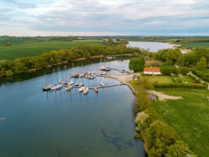 The cosy jetty at the end of the idyllic Mjelsvig can be reached via a 2.5 metre deep fairway