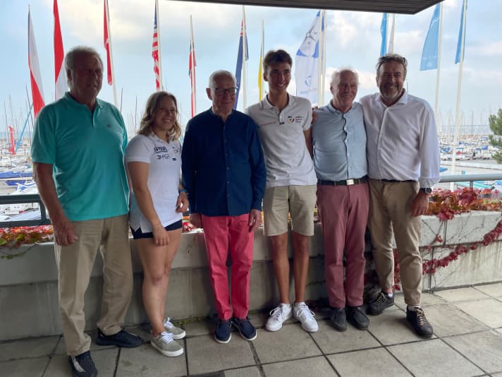 In occasione dell'incontro con le celebrità della vela, il più giovane del gruppo ha dato una visione emozionante del suo mondo velico alla serata del DSV Club sui "50 anni di Olimpiadi": Ole Schweckendiek (terzo da destra) ha scambiato opinioni con Heinz Laprell, Ulli Libor, Alica Stuhlemmer e Hans-Christian Schröder sotto la direzione del presentatore e professionista della vela Tim Kröger.