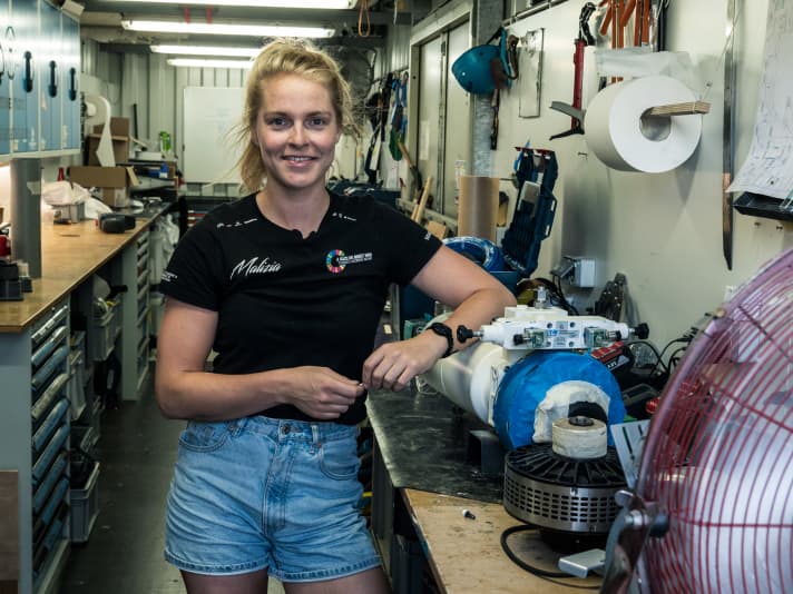 La co-skipper du Team Malizia Rosalin Kuiper dans l'atelier