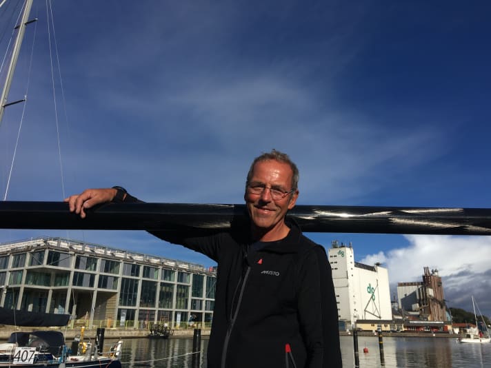 Das Rennen ist vorbei, Peter Wrede räumt wieder ein, was er vorher aus Gewichtsgründen ausgelagert hat
