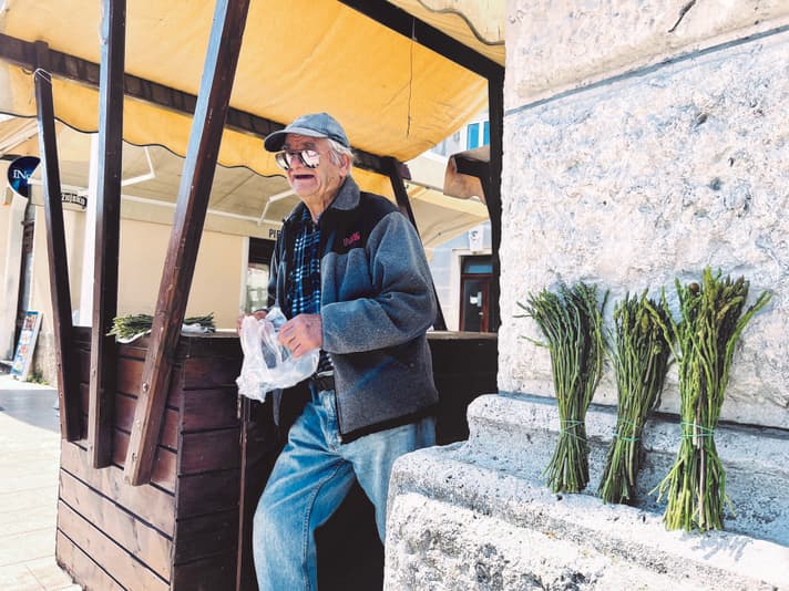 Un uomo croato vende asparagi selvatici a Mali Losinj