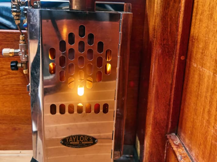 yacht/SMDieselofen-EinbauNKr_0921_ofen_anzuenden_017_0c3333b02ba74dfa6c9abb9fff91b21d